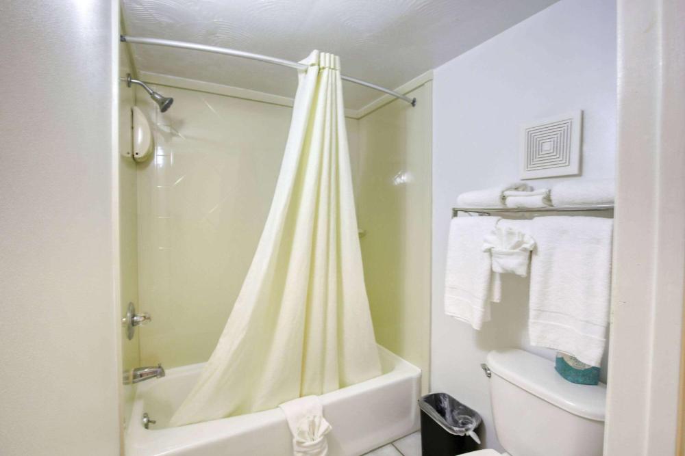 Deluxe King Room - Non-Smoking interior